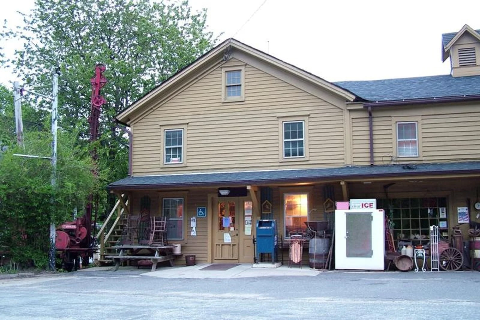 Easton Post Office in Easton CT - Professional dog walking and pet care services Easton Post Office in Easton CT - Professional dog walking and pet care services